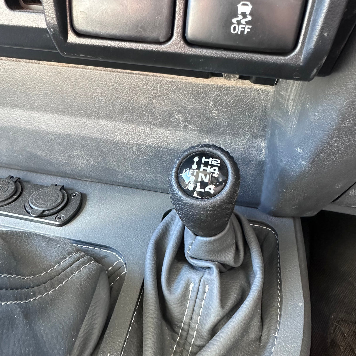 Premium Gear Knob for Toyota β Hand-Stitched Leather, Easy Install, Ships Today!